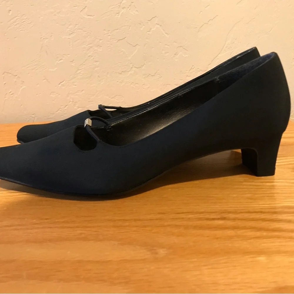 Fancy black dress shoe with small heel - Picture 2 of 3